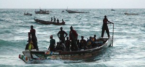 De öppna motorkanoterna balanserar in genom höga vågor och landar i bränningarna på stranden i Mauretaniens huvudstad Nouakchott. Foto Mats Hellmark